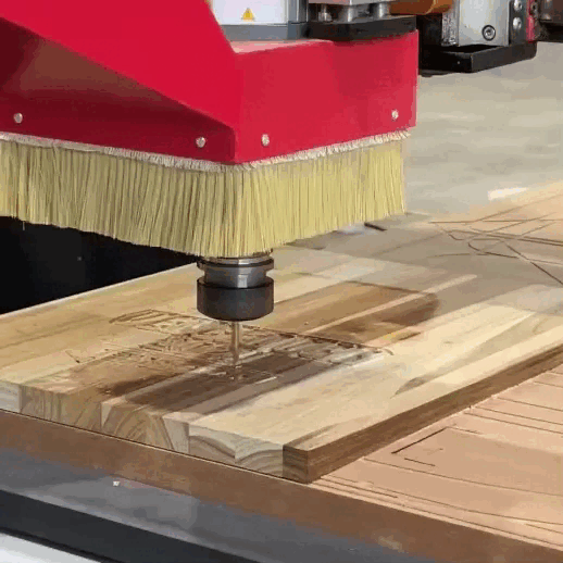 Router CNC usinando madeira em 3D alto relevo