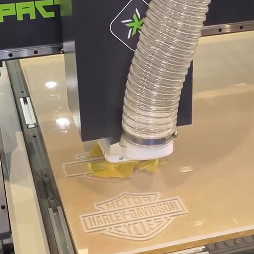 Bomba de vácuo em funcionamento em uma Router CNC - SOLID TAF - RAIZEN MACHINE