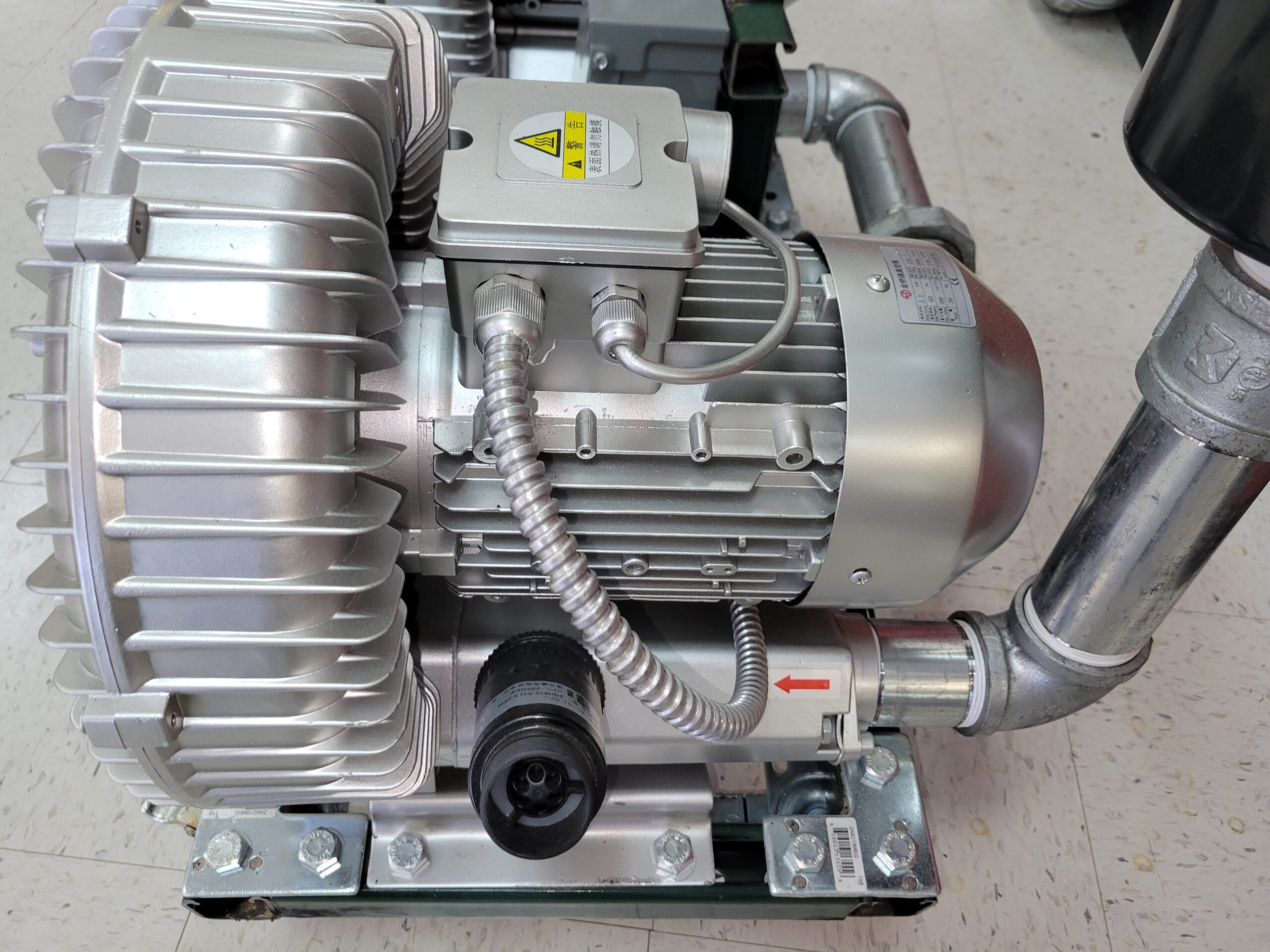 Bomba de vácuo em funcionamento em uma Router CNC - SOLID TAF - RAIZEN MACHINE
