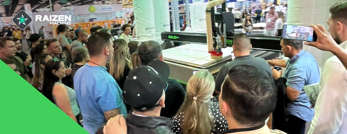 Router CNC para produção de portas em ACM